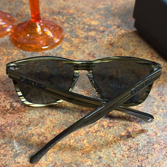 Oakleys ladies Sunglasses - Picture 7 of 7